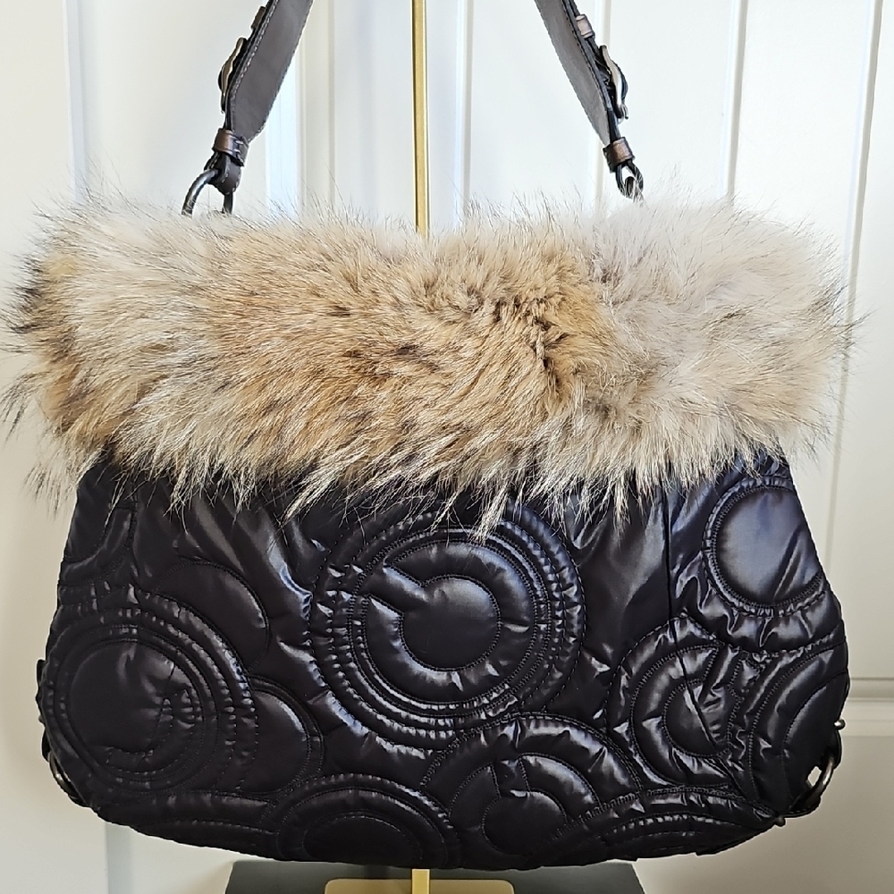 Coach 2010 NWT Hamptons Ski Fur XL Hobo Bag Coyote Fur Trim Quilted Black - Picture 7 of 16
